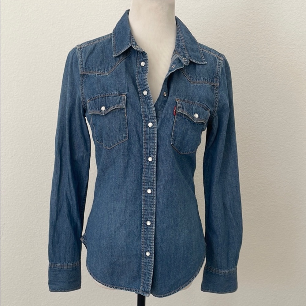 EUC Levi’s Pearl Snap Denim Long Sleeve Shirt
